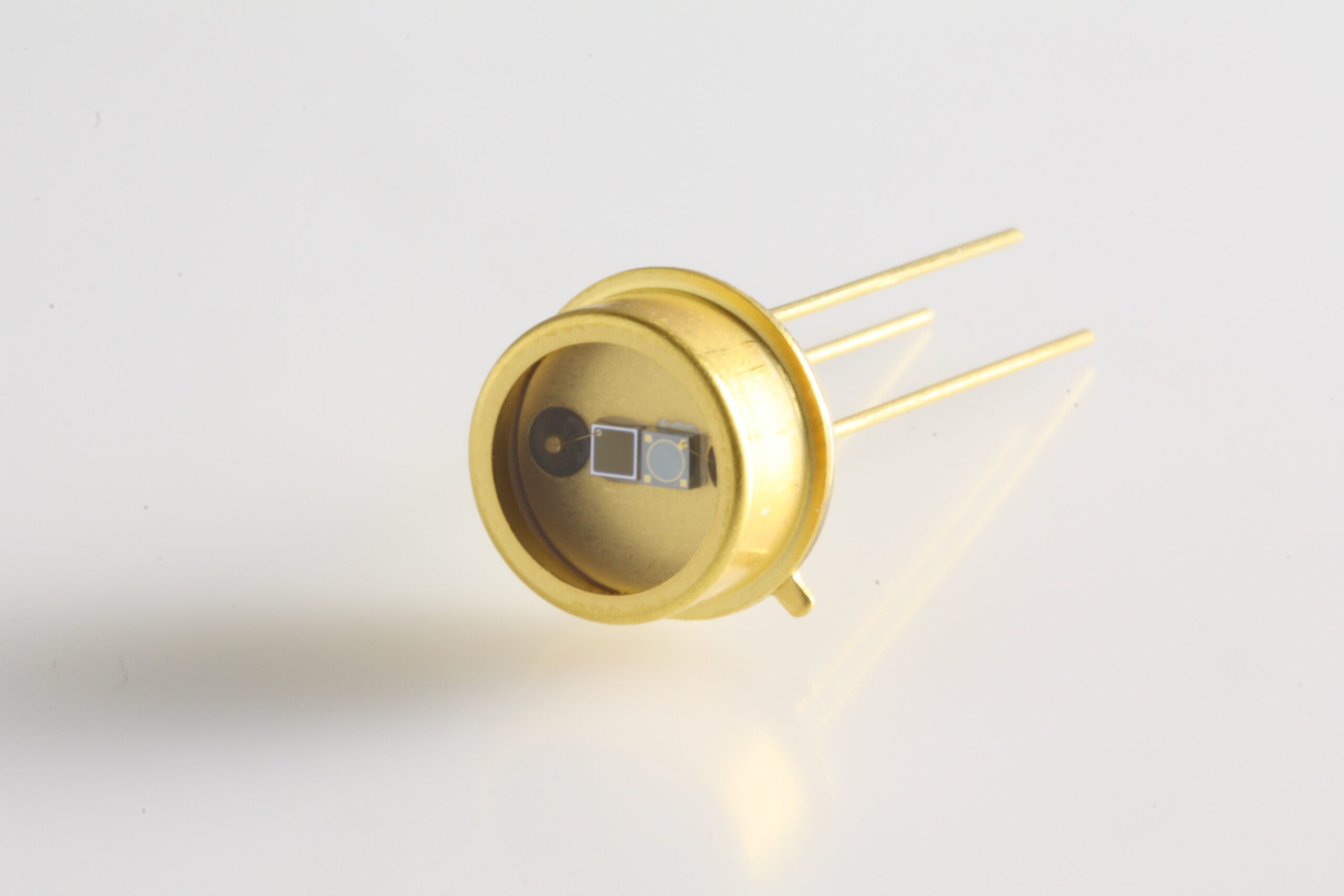Image of MT03-041 - • Dual-chip silicon-InGaAs detectors providing ultra-broadband spectral coverage from 250 to 2600 nm—ideal for comprehensive spectroscopic analysis.